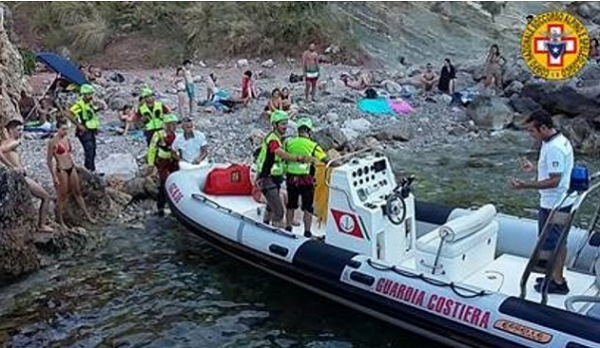 Accusa malore e perde i sensi, paura per una turista: soccorritori sul posto