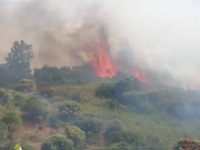 Vasto incendio tra i quartieri San Giorgio e San Leone, fuoco e fumo nero: paura tra i residenti