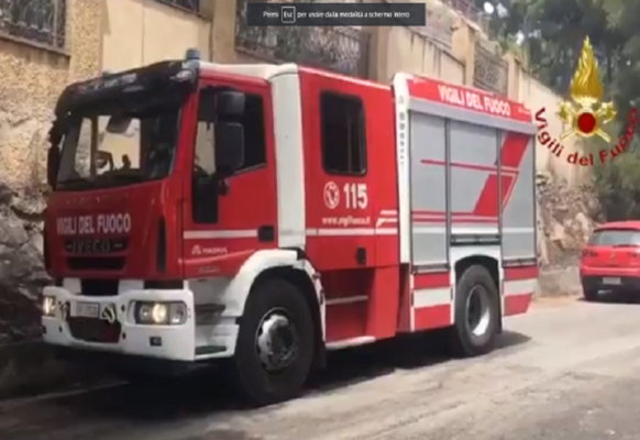 Brucia ancora il Palermitano: vasto incendio minaccia abitazioni, cittadini evacuati e negozi chiusi