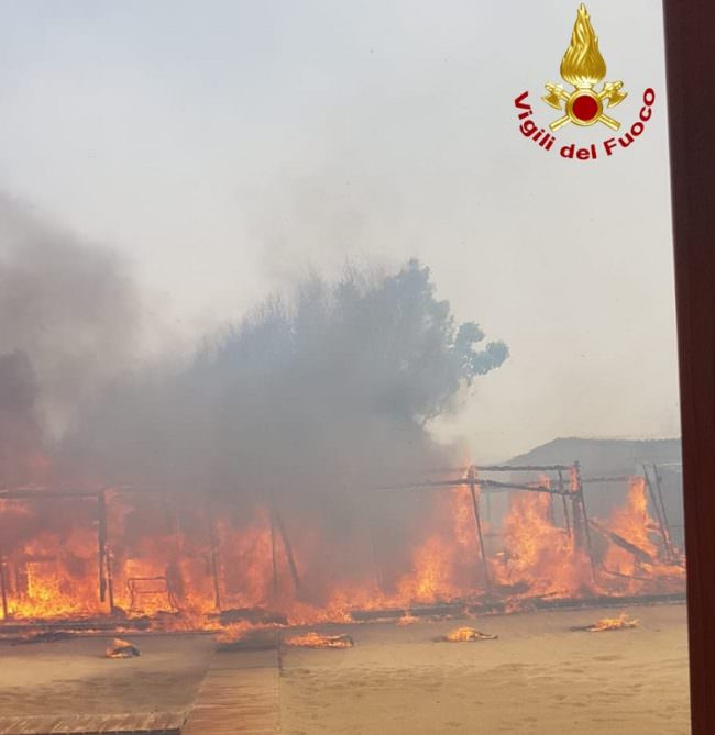 Catania, scene “apocalittiche” in viale Kennedy: fiamme distruggono Lido Europa, gente bloccata in spiaggia – VIDEO e FOTO