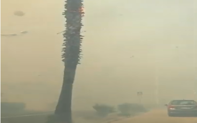 Incendio alla Playa di Catania, scarsa visibilità e disagi per i bagnanti al rientro: possibili ritardi in aeroporto