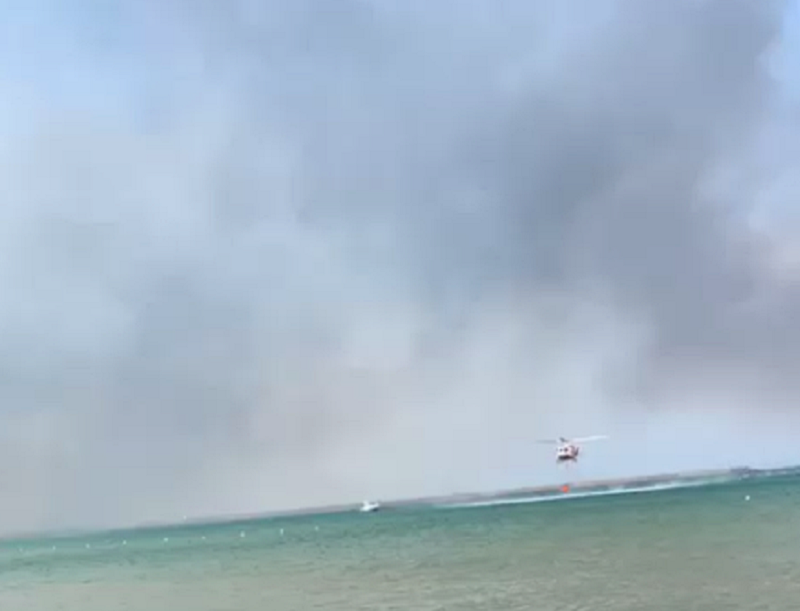 Inferno di fuoco alla Playa: centinaia di bagnanti evacuati via mare, pompiere colto da malore