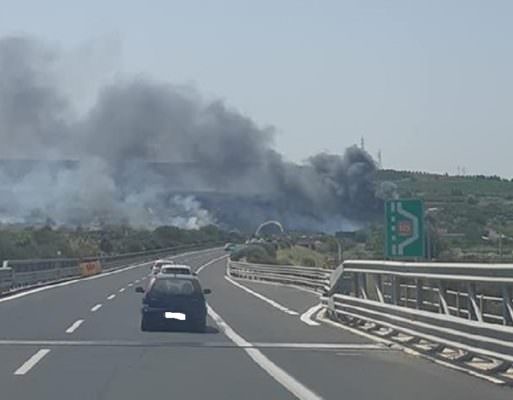 Domenica “di fuoco” sulla Siracusa-Catania e sulla SS124: vigili del fuoco in azione