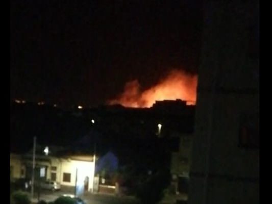 Fiamme in aperta campagna, abitazioni “sfiorate” da alte lingue di fuoco: paura nella notte a Capaci