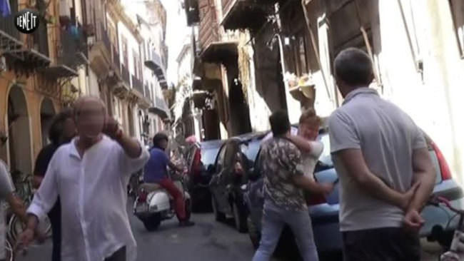 Calci e pugni alle “Iene”, Ismaele La Vardera e cameraman aggrediti: indagavano sui “furbetti” del reddito di cittadinanza