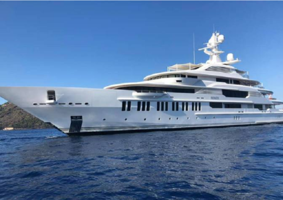 Da “Infinity” a “Archimedes”, yacht di lusso meravigliano turisti e residenti nelle Isole Eolie