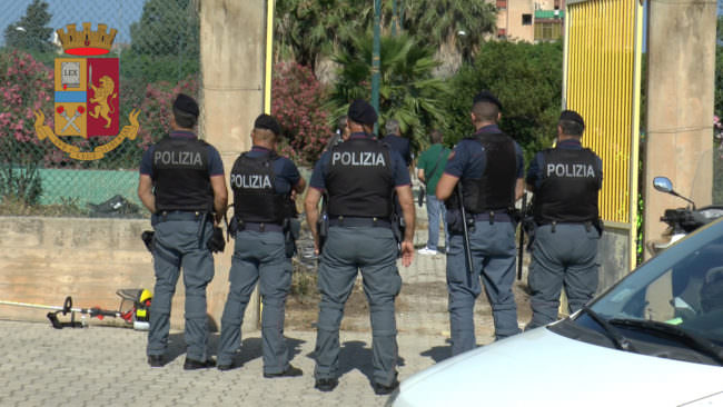 Bonificata villetta trasformata in piazza di spaccio: controlli della polizia a stabilimenti balneari e cannabis shop