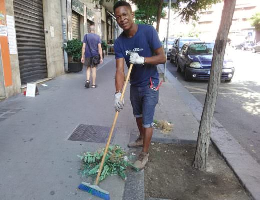 Catania, briciole di speranza in città: Julian ripulisce viale Mario Rapisardi