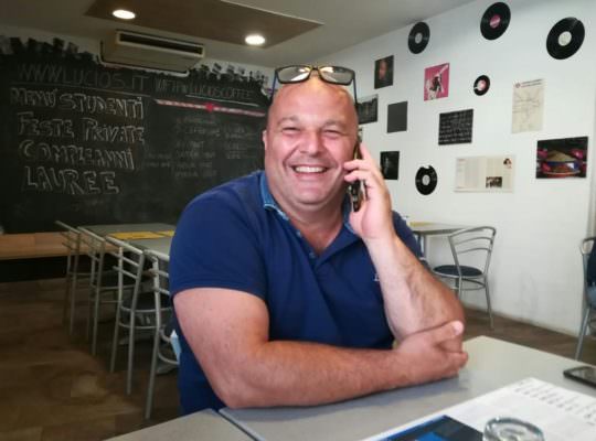 Acireale dice addio a Mario Famoso: tristezza e disperazione in una chiesa stracolma