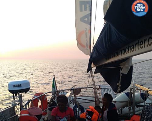 Nave Alex ferma al largo di Lampedusa, Malta offre il porto ma la traversata è impossibile: “Situazione insostenibile”