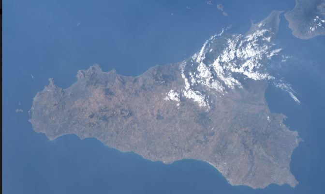 Luca Parmitano immortala la Sicilia dallo spazio: “Nuvole di bel tempo spolverano di bianco le terre della mia infanzia”