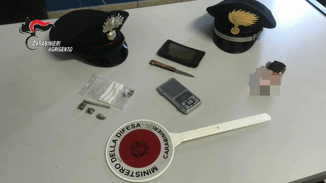 I cani beccano lo spacciatore, ritrovata droga nel controsoffitto di una casa: manette per un 25enne