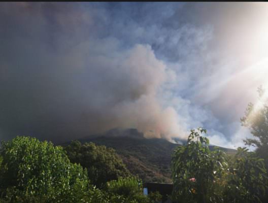 Panico a Stromboli per le violente esplosioni del vulcano: turisti si lanciano in mare, cittadini barricati in casa. Si preparano le evacuazioni