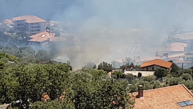 Collina di Vampolieri in fiamme: vigili del fuoco ed elicotteri in azione – VIDEO