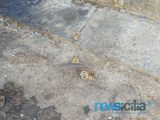 Catania tra luci rosse e degrado, corso Martiri della Libertà invaso da profilattici usati – FOTO