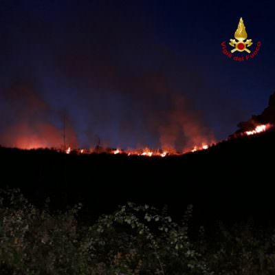 Incendio nella notte sulla collina di Vampolieri: cittadini evacuati dalle abitazioni minacciate dalla fiamme – I DETTAGLI