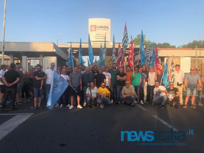 Siracusa, rinnovo contratti settore chimico industrie: sit-in davanti alla Lukoil