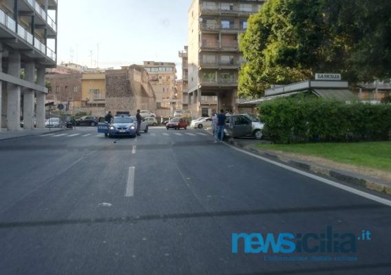 Incidente in piazza Europa, coinvolte due auto: una invade la banchina antistante l’edicola