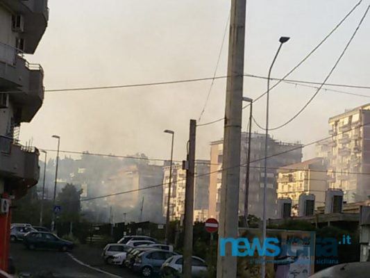 Catania, incendio nella zona di via Vagliasindi: fiamme in un terreno incolto