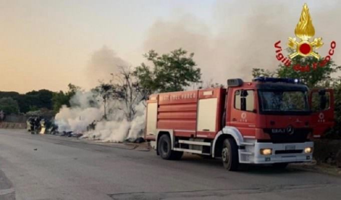 Ancora incendi nel Siracusano: a fuoco 15 cassonetti dei rifiuti