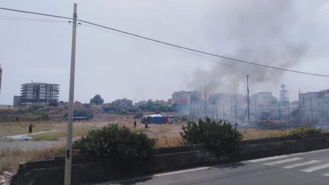 Incendio in via Anfuso: allarme rientrato, bombole rimosse e cane tratto in salvo – FOTO