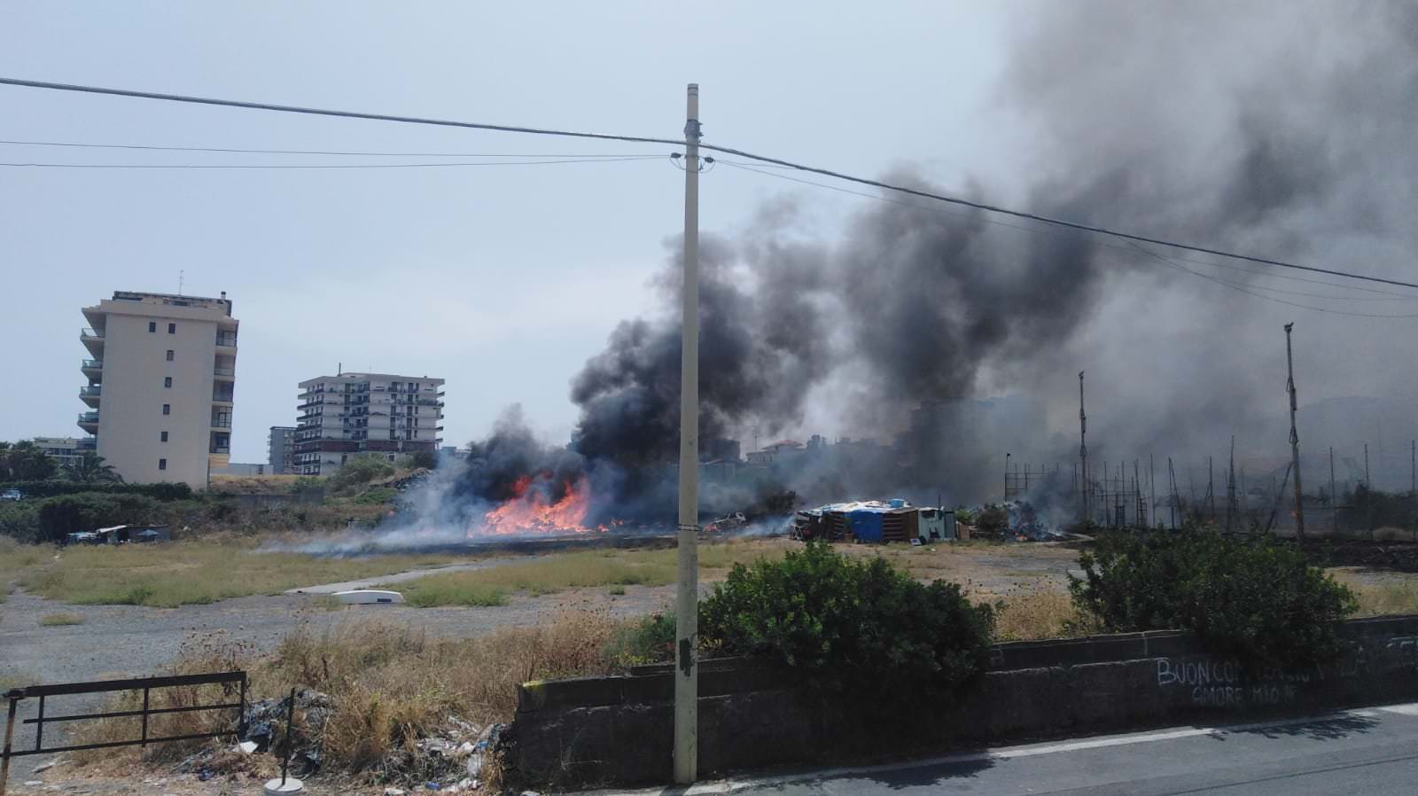 Paura in via Anfuso, fiamme mettono a rischio due famiglie di senzatetto: area evacuata