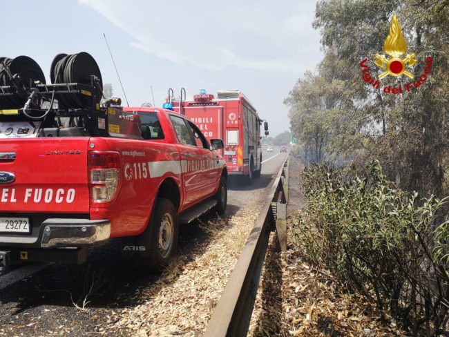 Incendio sulla A18, fiamme a un chilometro dal casello di Acireale: FOTO dei vigili del fuoco