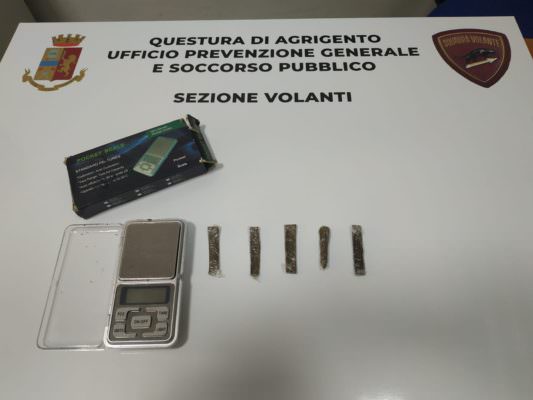 È agli arresti domiciliari ma spaccia hashish: arrestato 33enne