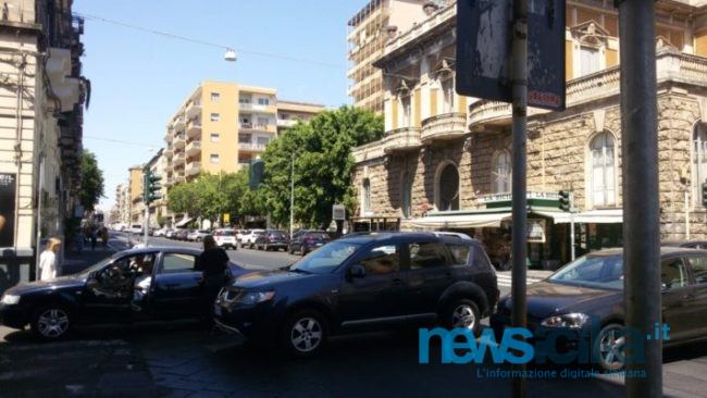 Tamponamento tra due auto all’incrocio tra via Vincenzo Giuffrida e via Giacomo Leopardi
