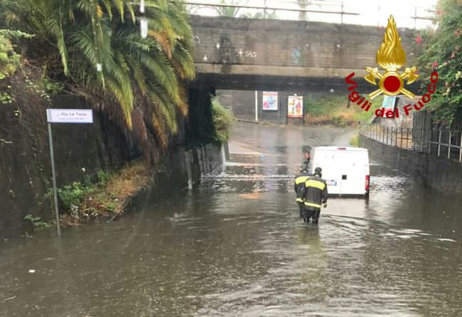 Dal fuoco all’acqua nel Catanese: allagamenti e gente bloccata in auto – FOTO