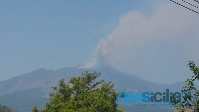 Etna, eruzione nuovo cratere di sud est: aumento di tremore vulcanico e fase esplosiva in corso – FOTO