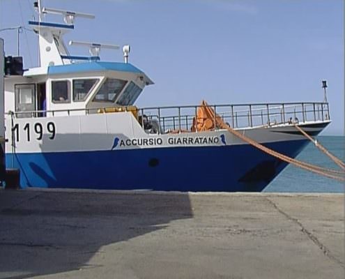 Imbarcazione siciliana salva 50 migranti: pescatori riceveranno cittadinanza onoraria