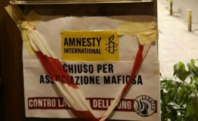 Intimidazione per Amnesty International ed Emergency: spunta cartello “chiuse per mafia”