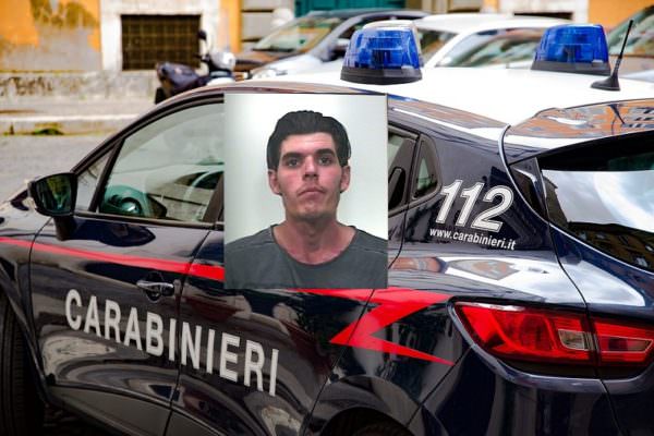 Adesca anziano per rapporto sessuale, il complice lo aggredisce e lo rapina: due arresti