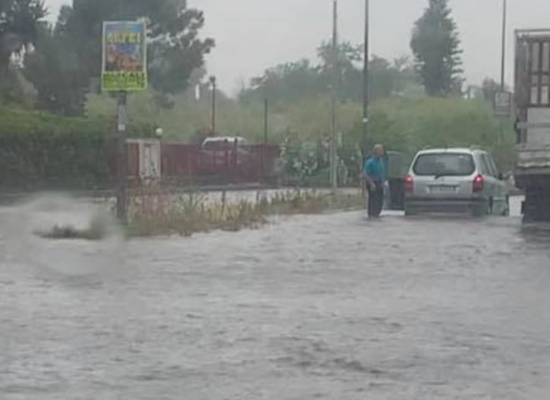 Maltempo, il Catanese e il Siracusano “in ginocchio”: strade allagate, automobilisti in panne e disagi