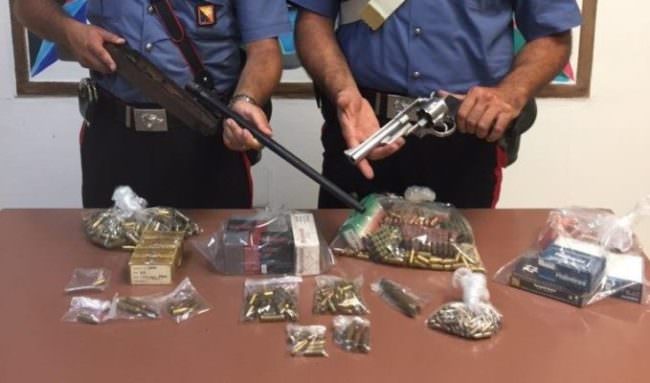 Nascondeva in casa armi e un migliaio di munizioni: in manette 62enne