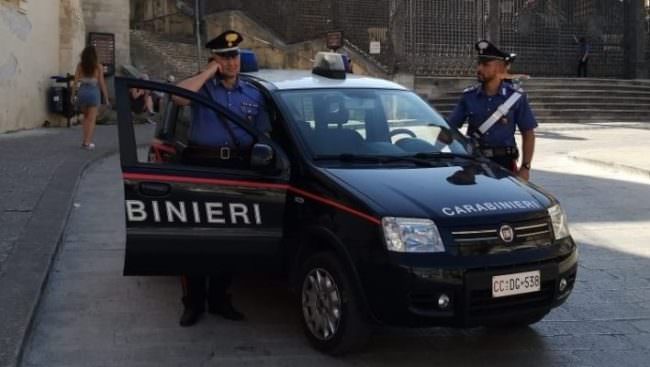 Furto ai danni di una concittadina mentre passeggia con il cane: arrestato 76enne