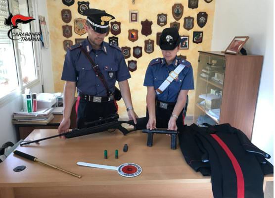 Armi clandestine, munizione ed equipaggiamento militare in casa: 21enne in arresto
