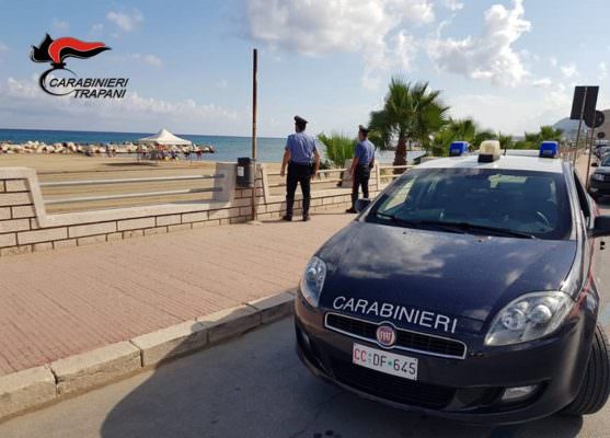 Apre zaino incustodito e ruba cellulare e soldi: arrestato 23enne