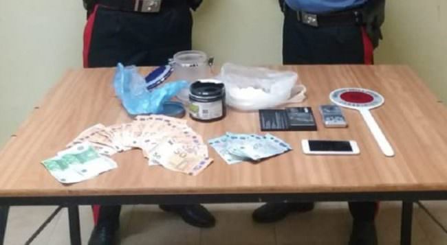 Cocaina nascosta nel pozzetto dei cavi elettrici: arrestato spacciatore 25enne