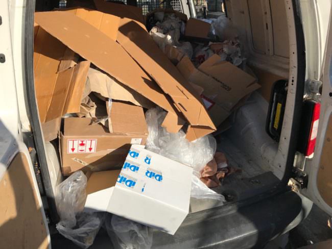 Incaricato dal titolare carica autocarro con rifiuti pericolosi e tenta di disfarsene: due denunciati – FOTO
