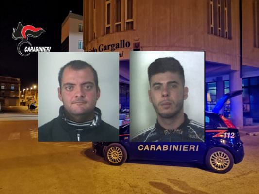 “Siamo stati aggrediti da due extracomunitari”. Zio e nipote litigano e si accoltellano a vicenda: arrestati