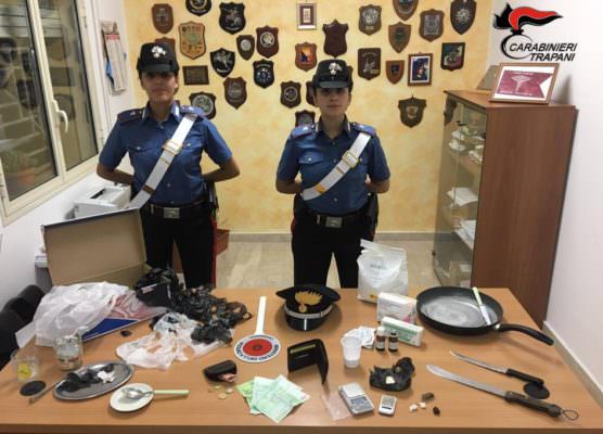 Nascondeva cocaina in auto e hashish nella spazzatura: arrestato 39enne