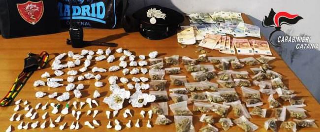 Via Capo Passero, carabinieri in azione e “fuggi fuggi” di pusher: arrestato 21enne