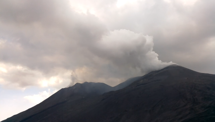 L’Etna incanta e non fa paura, ancora fumo dai crateri sommitali: le immagini dello “spettacolo” – FOTO