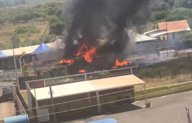 “Ho sentito un botto da casa mia”, chiosco divorato dalle fiamme nel Catanese: vigili del fuoco sul posto
