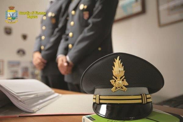 Operazione “Ingaggio”, assunzioni fittizie per indennità e permessi di soggiorno: arrestato imprenditore e oltre 180 indagati