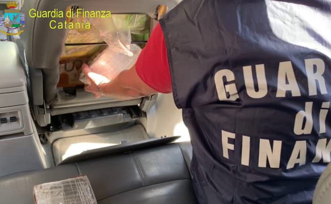 Catania, cocaina per un milione di euro nascosta in auto: arrestato corriere e sequestrati due parcheggi