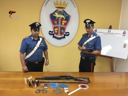 Blitz nella notte: fucile in bella mostra nella camera da letto e droga in casa. Arrestato 25enne