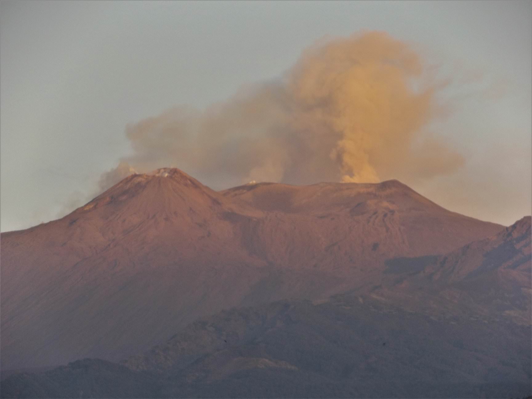 I boati di “Mamma Etna”, non si arresta il tremore vulcanico: attività registrata in due crateri differenti